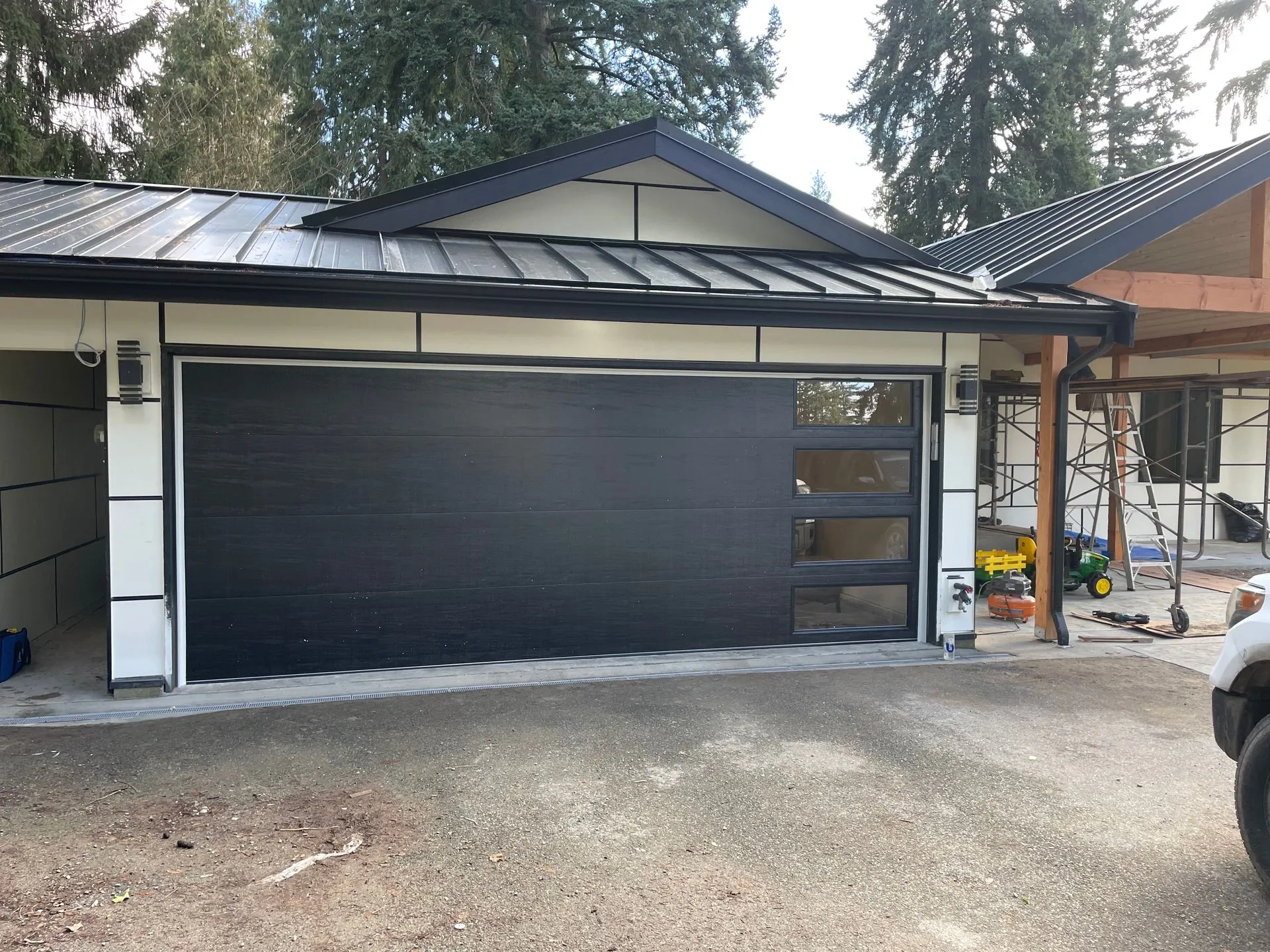 18x7 Vantage Flush door in black with Harmony glass on the right