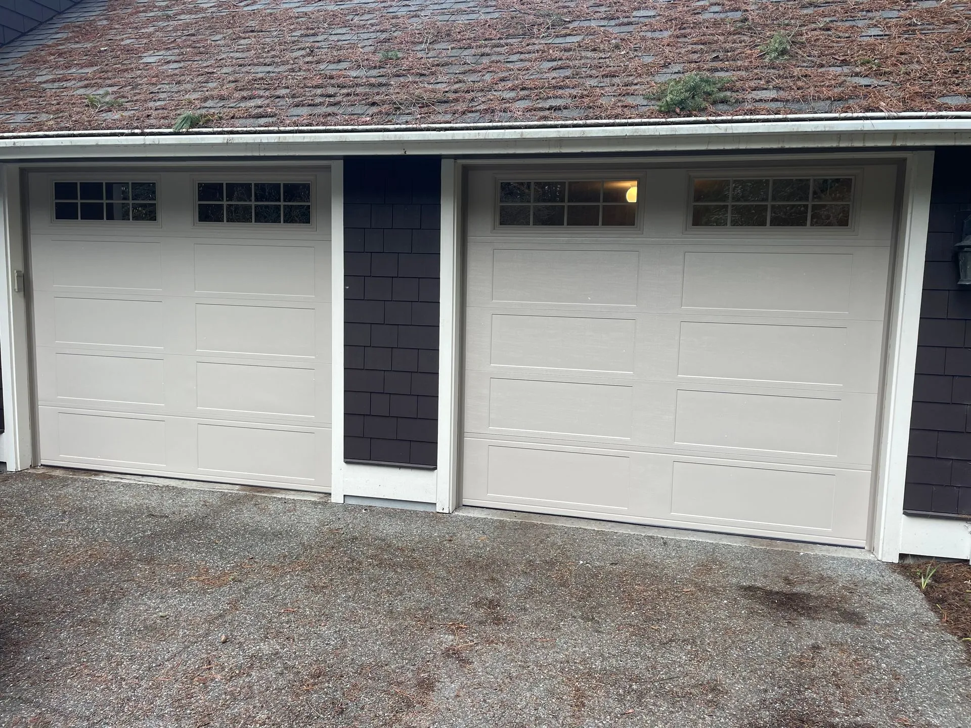 9x8 Vantage Shaker flat long-panel door with Sahara glass inserts